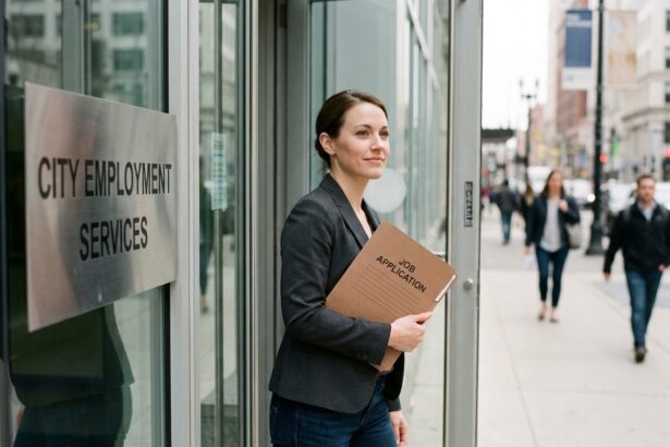 Femme en blazer et jeans devant une mairie moderne
