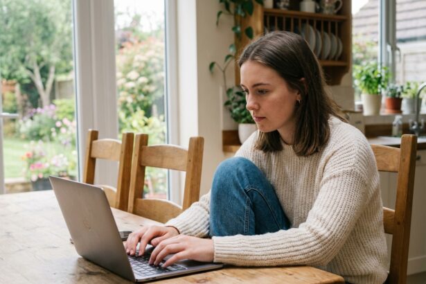 Jeune femme concentrée travaillant à la maison dans une cuisine lumineuse